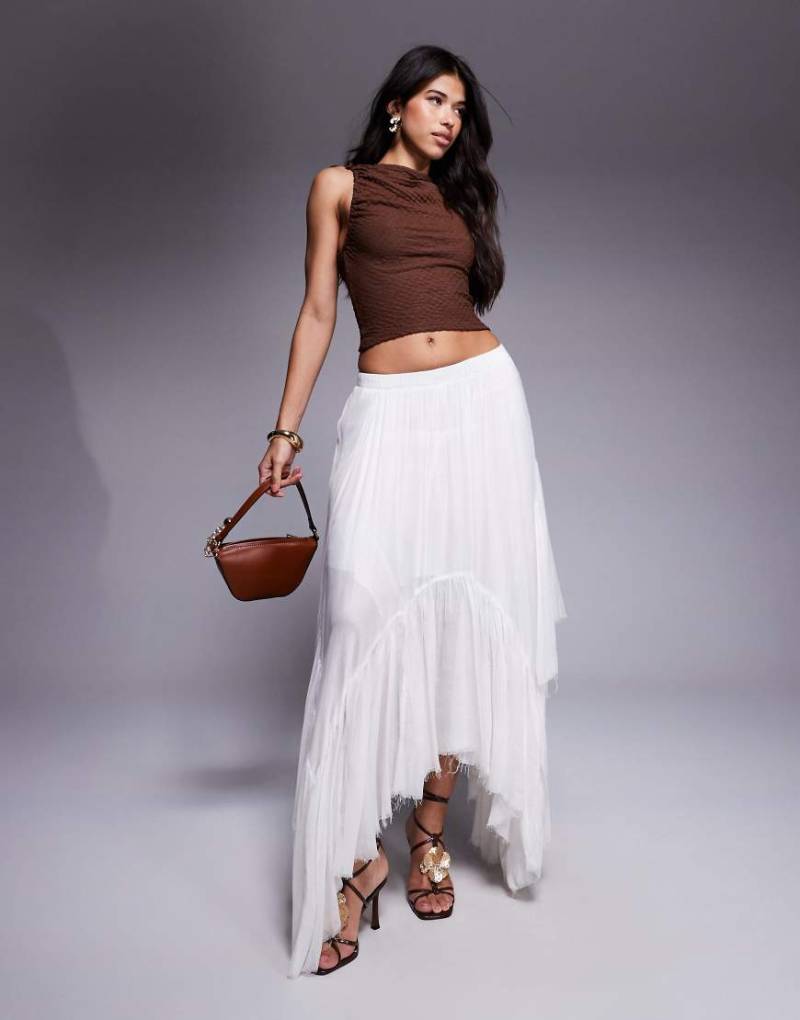 Aria Cove - Gestufter, asymmetrischer Strand-Maxirock in Weiß mit Leinen-Optik und offenem Saum von Aria Cove