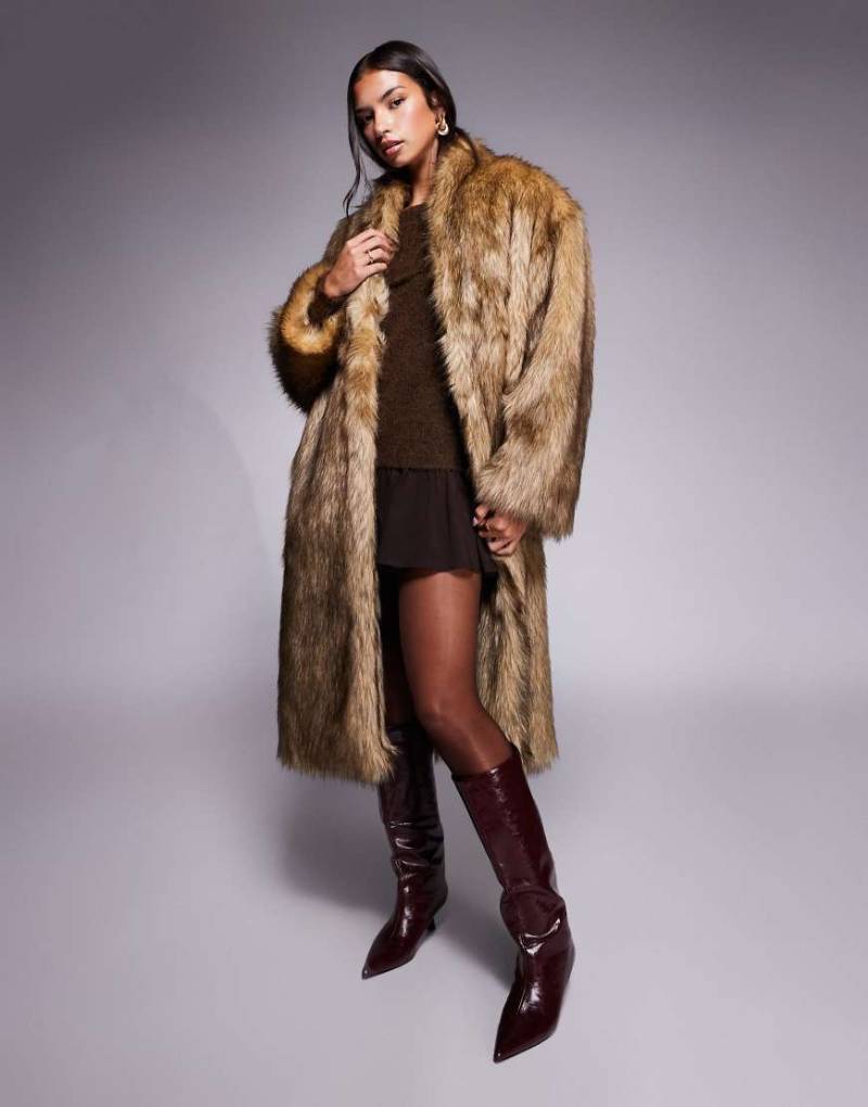 Aria Cove - Kragenloser Longline-Mantel aus farblich abgesetztem Kunstpelz in Braun mit Oversize-Schnitt-Brown Aria Cove - Kragenloser Longline-Mantel aus farblich abgesetztem Kunstpelz in Braun mit Oversize-Schnitt-Brown von Aria Cove