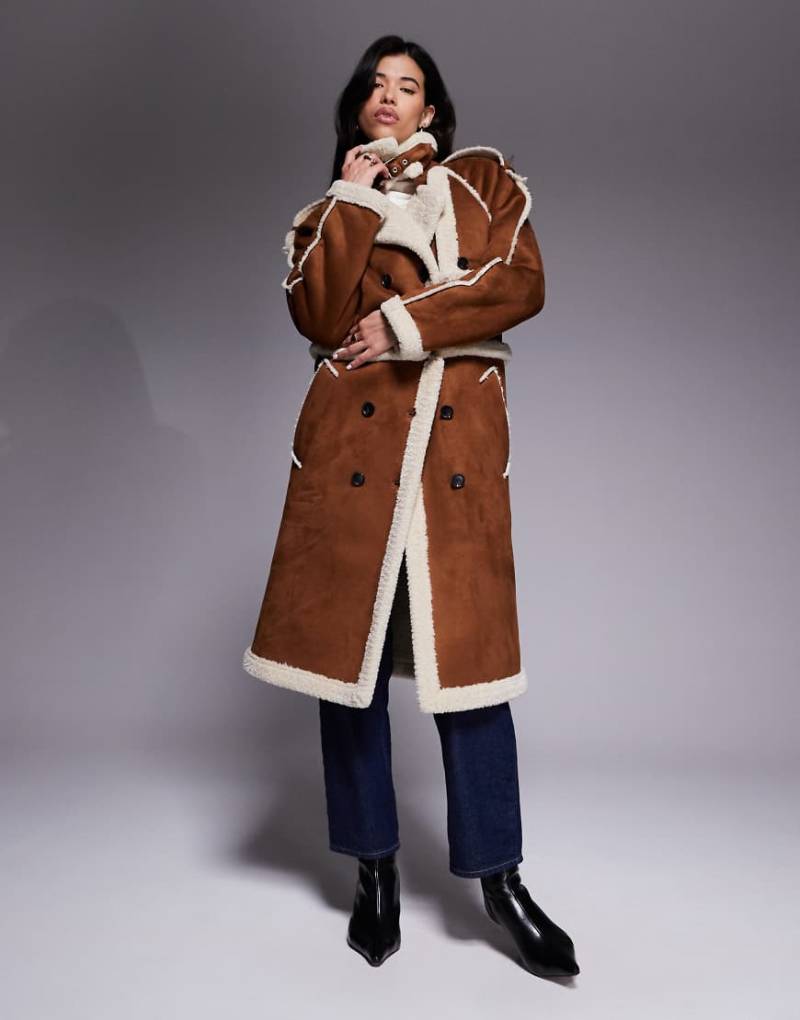 Aria Cove - Langer 2-in-1-Mantel aus Wildlederimitat in Braun mit Besatz aus Lammfellimitat und Schnallendetail-Brown von Aria Cove