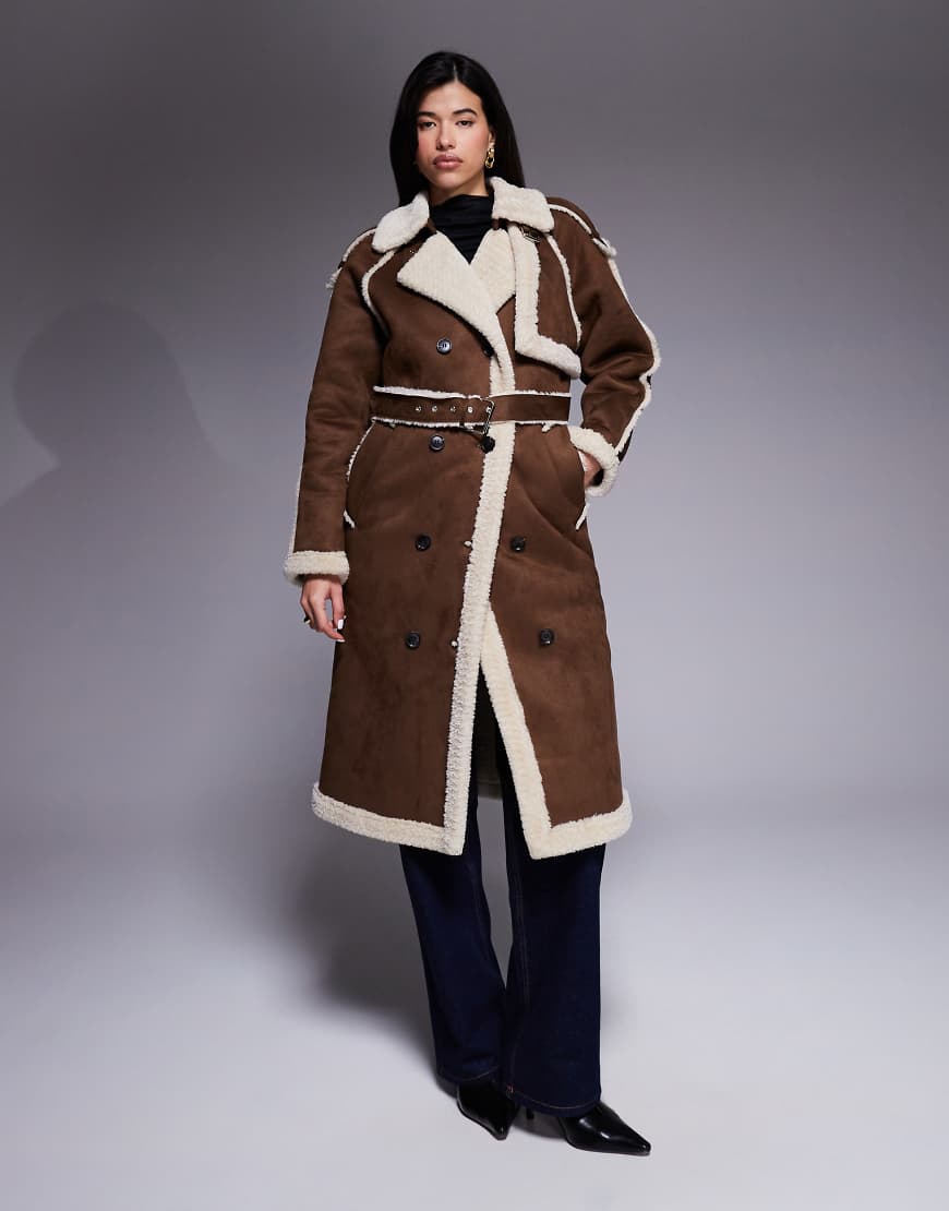 Aria Cove - Longline-Mantel aus Wildlederimitat in Schokobraun und Cremeweiß mit Besatz aus Lammfellimitat und Gürtel-Brown von Aria Cove