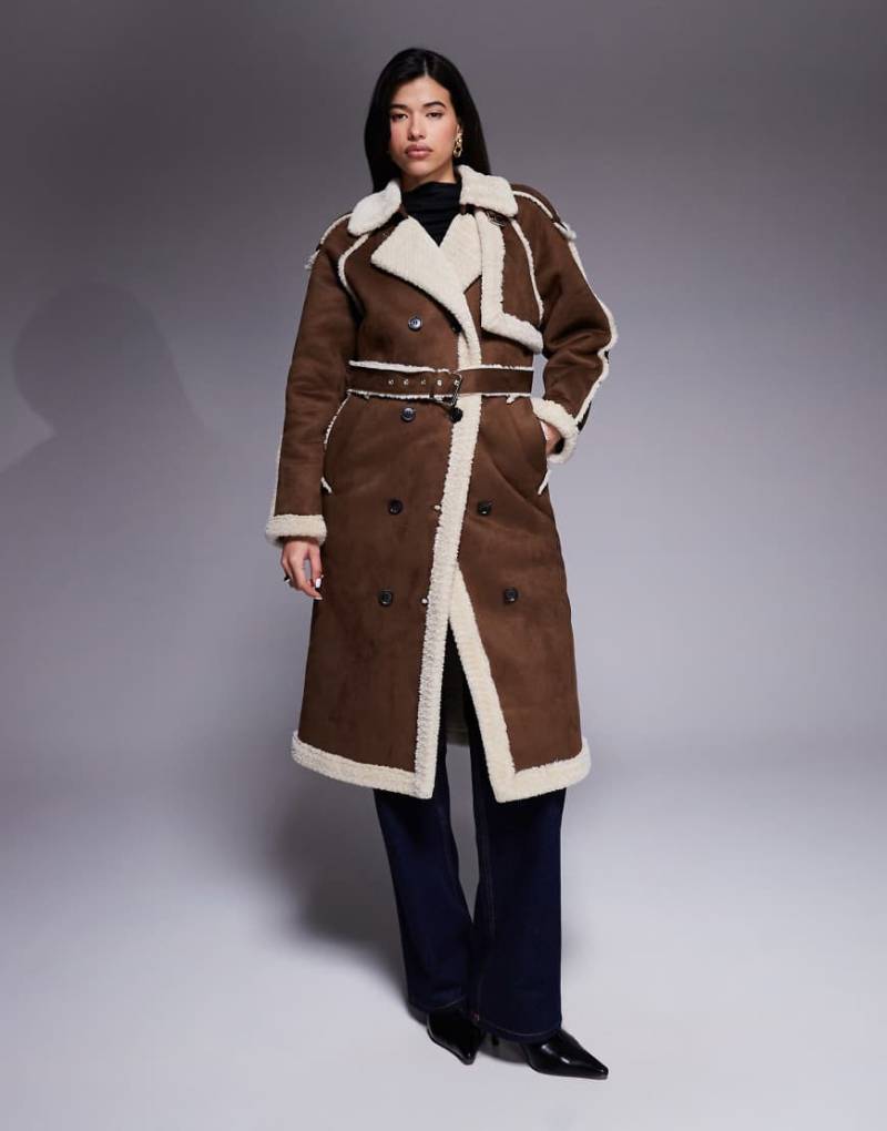 Aria Cove - Longline-Mantel aus Wildlederimitat in Schokobraun und Cremeweiß mit Besatz aus Lammfellimitat und Gürtel-Brown von Aria Cove