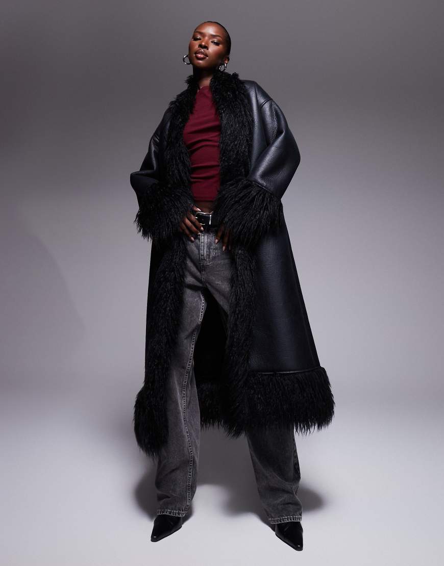 Aria Cove - Maxi-Mantel in schwarzer Lederoptik mit Besatz aus zotteligem Kunstpelz Aria Cove - Maxi-Mantel in schwarzer Lederoptik mit Besatz aus zotteligem Kunstpelz von Aria Cove