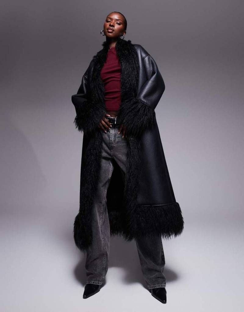 Aria Cove - Maxi-Mantel in schwarzer Lederoptik mit Besatz aus zotteligem Kunstpelz Aria Cove - Maxi-Mantel in schwarzer Lederoptik mit Besatz aus zotteligem Kunstpelz von Aria Cove