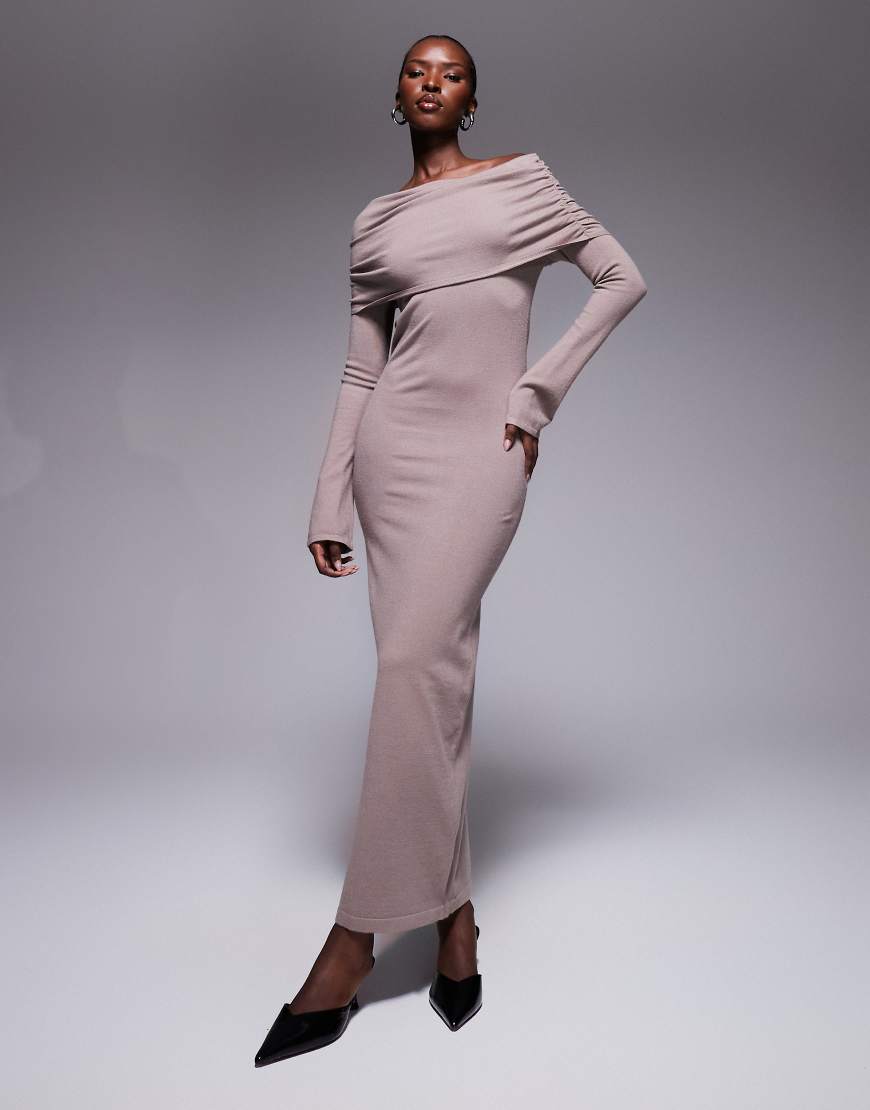 Aria Cove - Maxi-Strickkleid in Mokka mit Raffung und tiefem Carmen-Ausschnitt-Braun von Aria Cove