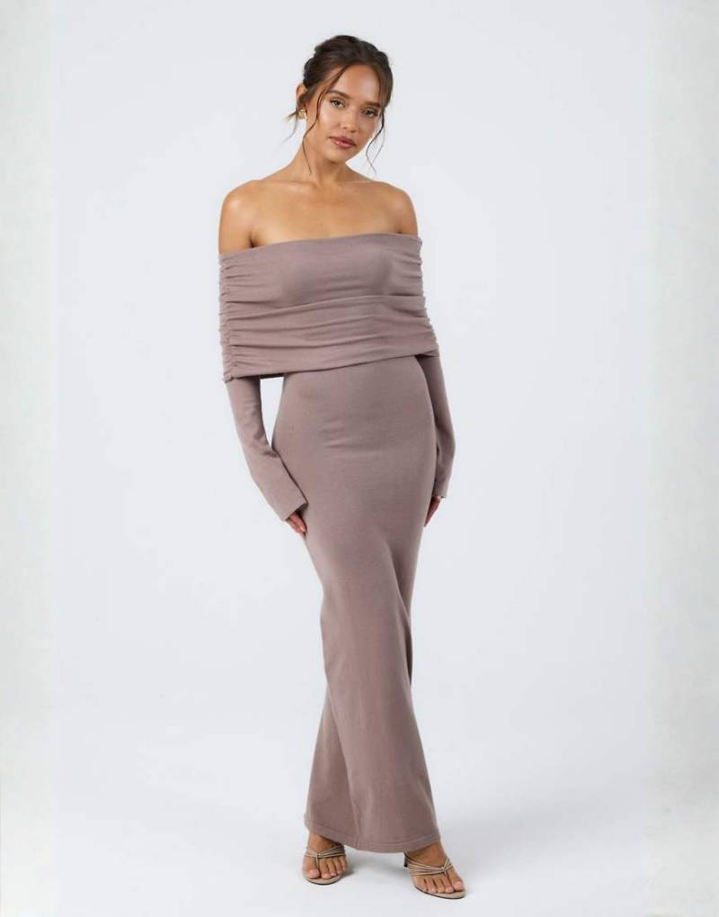 Aria Cove - Maxi-Strickkleid in Mokka mit Raffung und tiefem Carmen-Ausschnitt-Braun Aria Cove - Maxi-Strickkleid in Mokka mit Raffung und tiefem Carmen-Ausschnitt-Braun von Aria Cove