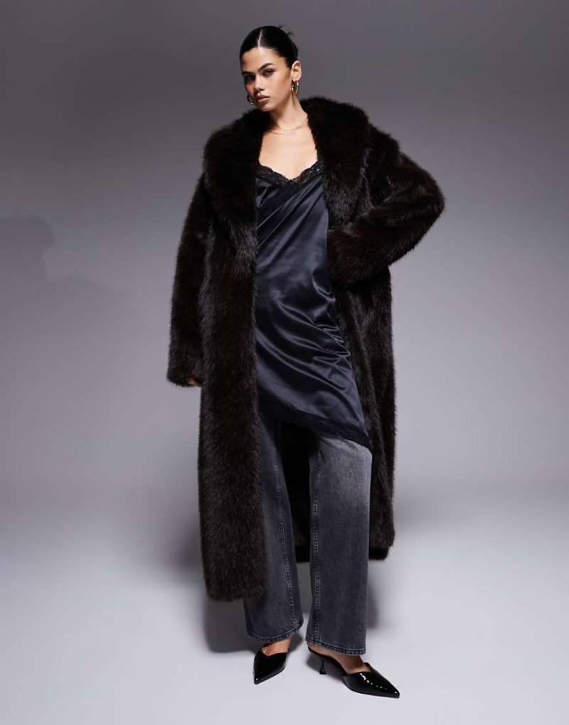 Aria Cove - Maxijacke aus Kunstpelz in Schokobraun mit Oversize-Kragen-Brown Aria Cove - Maxijacke aus Kunstpelz in Schokobraun mit Oversize-Kragen-Brown von Aria Cove