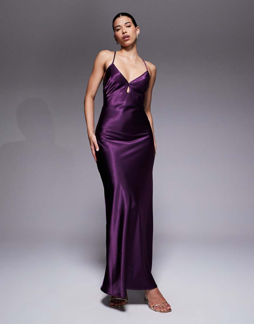 Aria Cove - Maxikleid aus Satin in Lila mit Schlüssellochdetail und Rückenausschnitt mit Schürdetails von Aria Cove