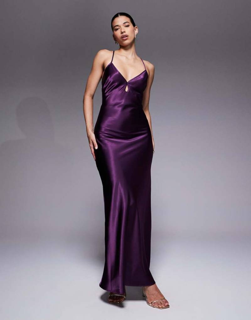 Aria Cove - Maxikleid aus Satin in Lila mit Schlüssellochdetail und Rückenausschnitt mit Schürdetails von Aria Cove