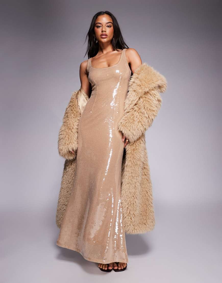 Aria Cove - Maxikleid in Beige mit Paillettenbesatz, U-Ausschnitt und Schwalbenschwanz-Design-Neutral von Aria Cove