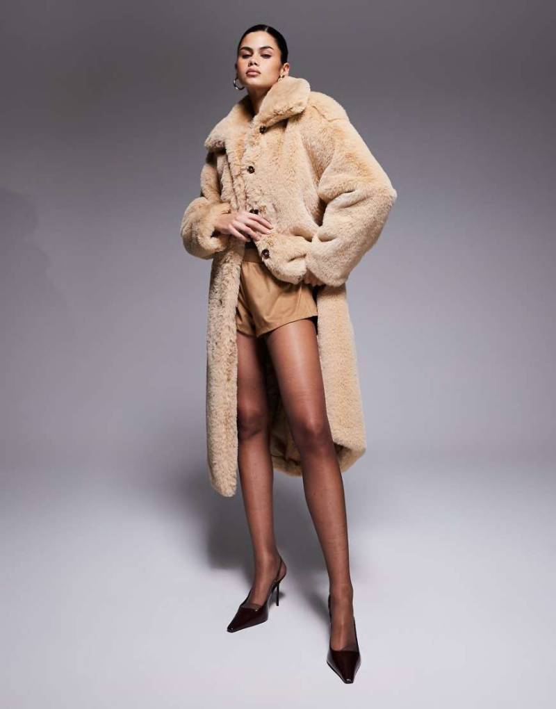 Aria Cove - Maximantel aus Kunstpelz in Kamelbraun mit Kragen, Gürtel und Knopfdetail-Neutral von Aria Cove