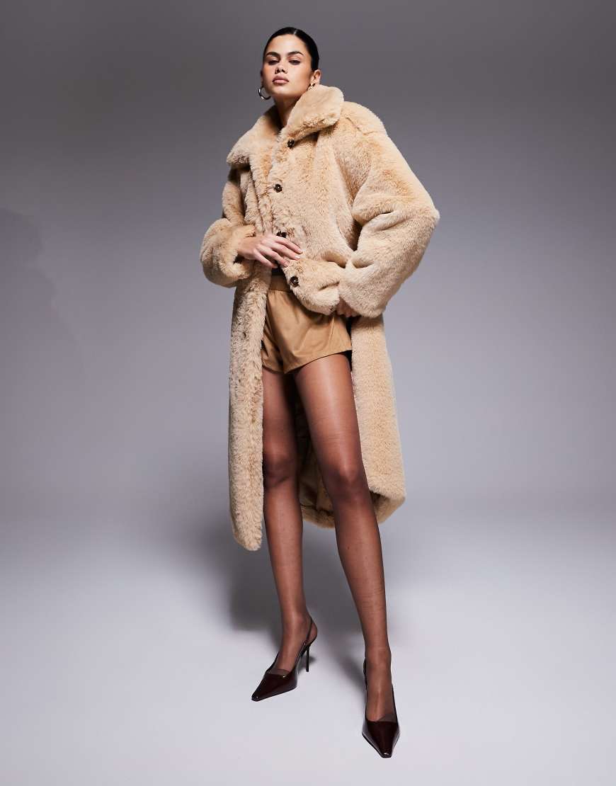 Aria Cove - Maximantel aus Kunstpelz in Kamelbraun mit Kragen, Gürtel und Knopfdetail-Neutral Aria Cove - Maximantel aus Kunstpelz in Kamelbraun mit Kragen, Gürtel und Knopfdetail-Neutral von Aria Cove