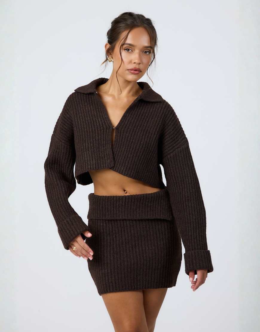 Aria Cove - Mini-Strickrock in Schokobraun mit breiter Rippenstruktur und umgeschlagenem Detail, Kombiteil-Brown von Aria Cove