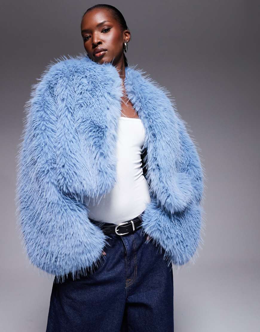 Aria Cove - Cropped-Jacke aus mongolischem Kunstpelz in Blau mit weiten Ärmeln von Aria Cove