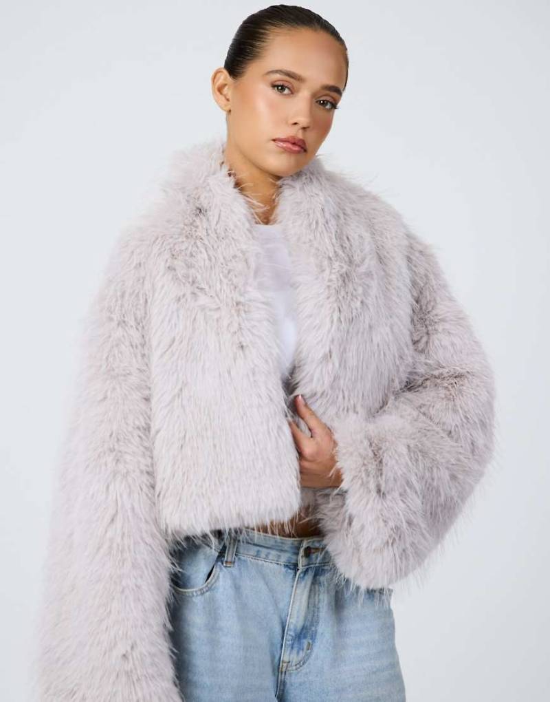 Aria Cove - Cropped-Jacke aus mongolischem Kunstpelz in Grau mit weiten Ärmeln-Rosa von Aria Cove