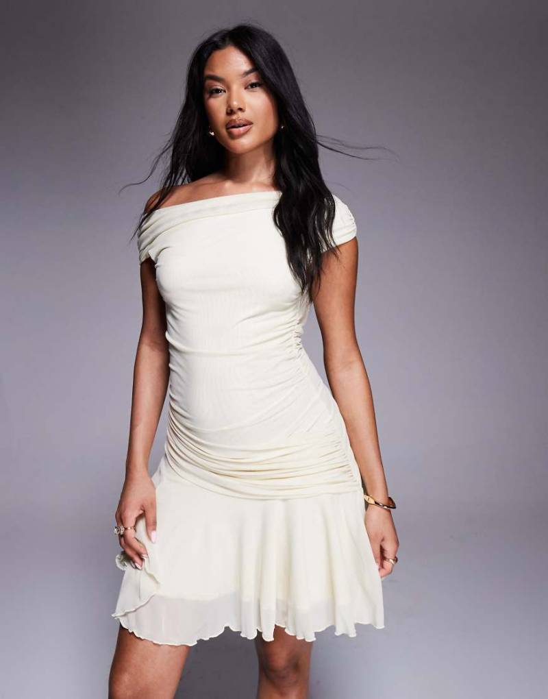 Aria Cove - Off-Shoulder-Kleid in Creme aus Netzstoff mit drapiertem Detail und Rüschenrock-Weiß von Aria Cove