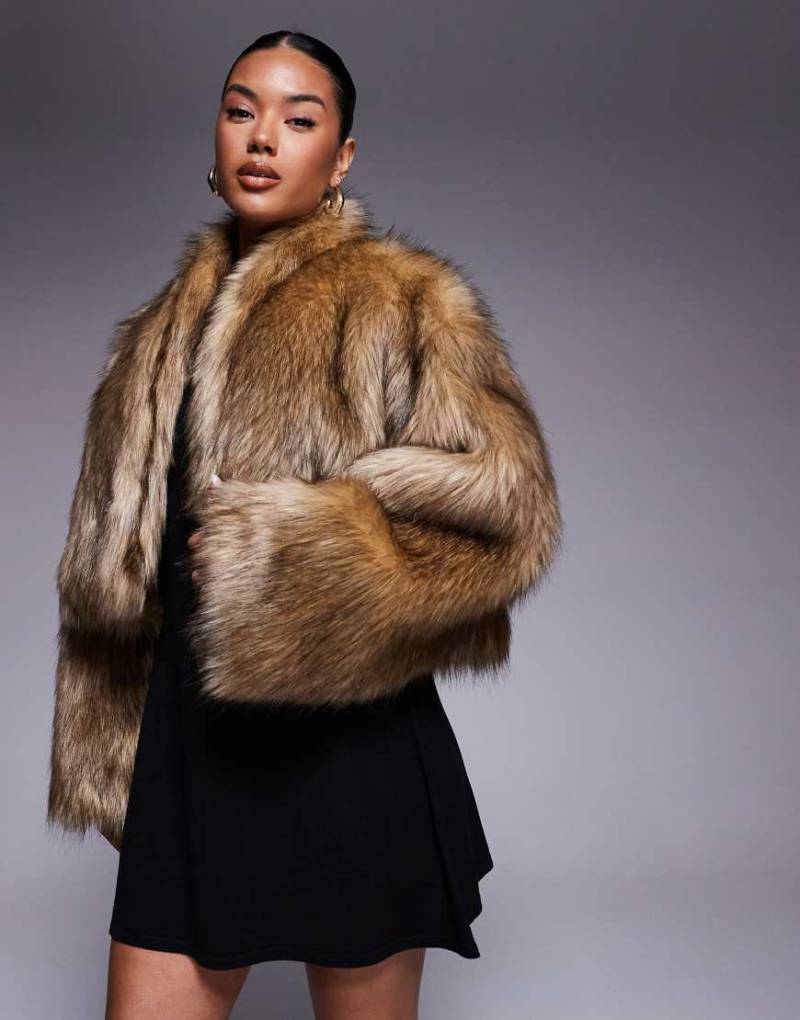 Aria Cove - Oversize-Jacke aus Kunstpelz in Braun mit Kontraststreifen, weiten Ärmeln und Cropped-Länge-Brown von Aria Cove