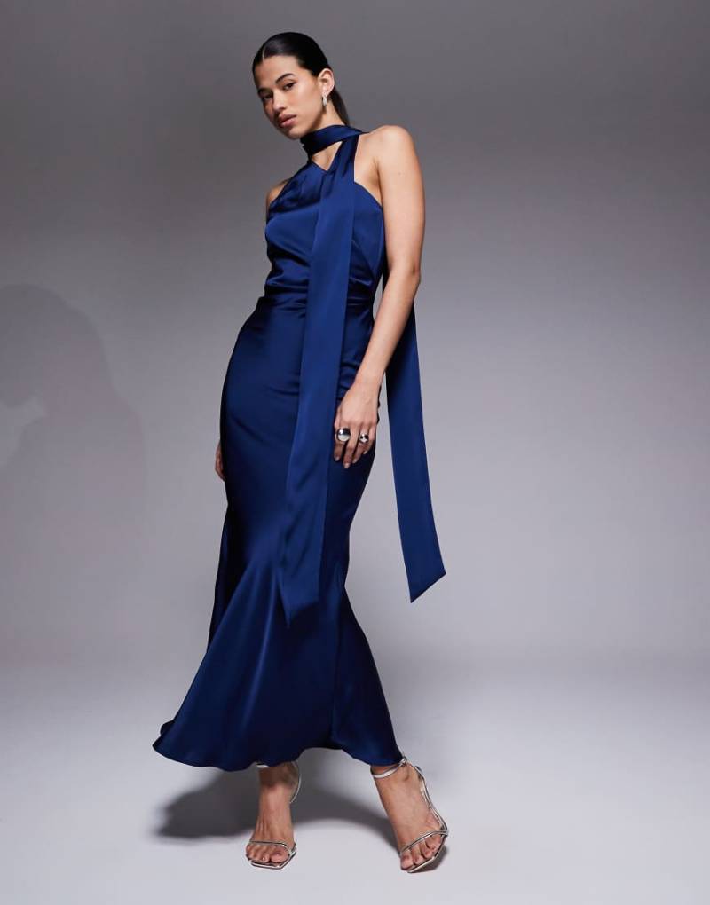 Aria Cove - Satin-Maxikleid in Marineblau mit geraffter Seite und Schaldetail von Aria Cove