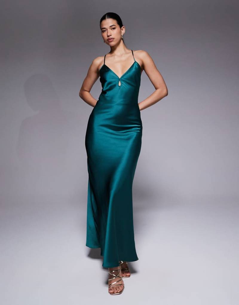 Aria Cove - Satin-Maxikleid mit Schlüssellochdetail und Rückenausschnitt mit Schürdetails in Smaragdgrün von Aria Cove