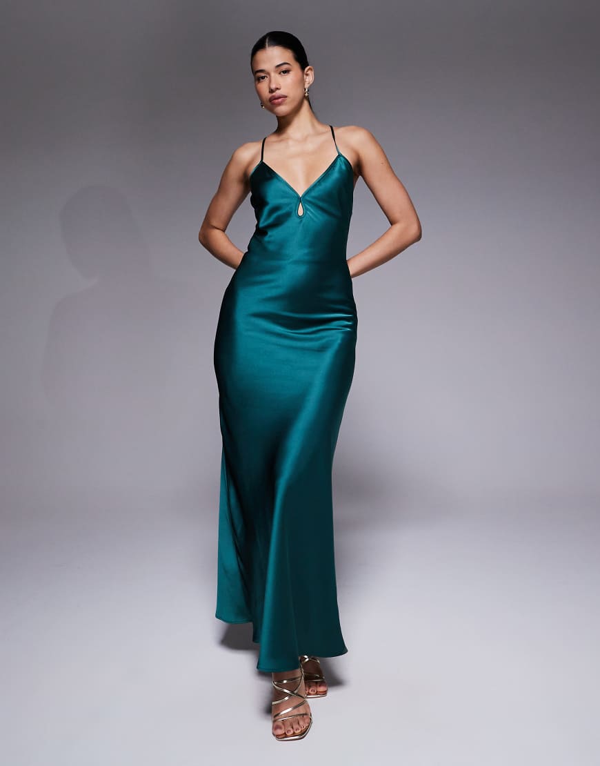 Aria Cove - Satin-Maxikleid mit Schlüssellochdetail und Rückenausschnitt mit Schürdetails in Smaragdgrün von Aria Cove