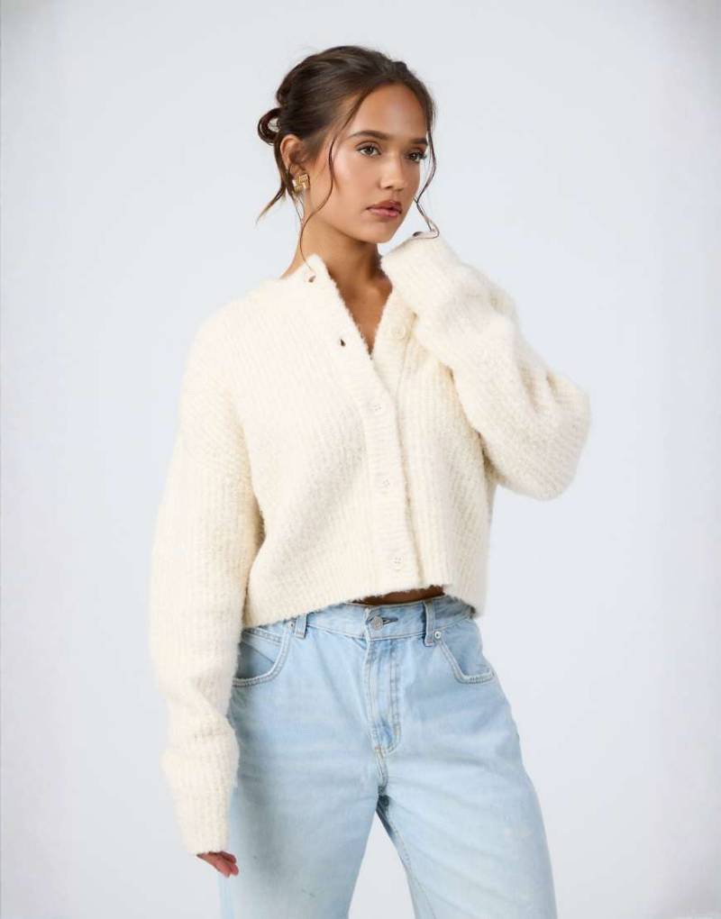 Aria Cove - Strickjacke aus Bouclé in Creme mit Knopfleiste-Weiß Aria Cove - Strickjacke aus Bouclé in Creme mit Knopfleiste-Weiß von Aria Cove