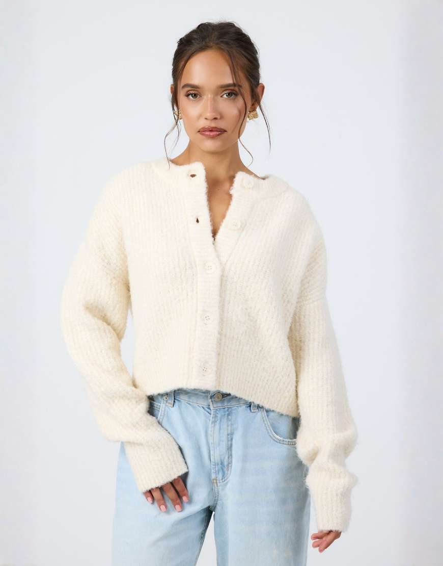 Aria Cove - Strickjacke aus Bouclé in Creme mit Knopfleiste-Weiß von Aria Cove