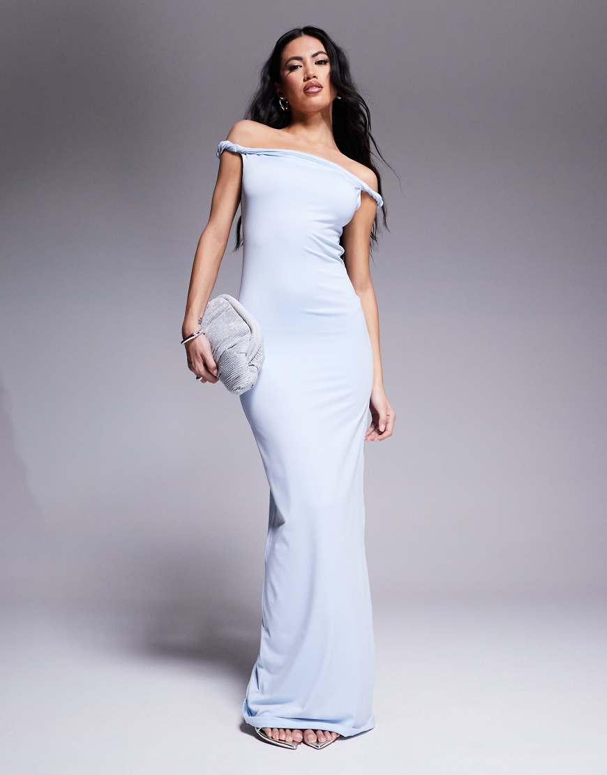 Aria Cove - Doppellagiges Maxikleid in Blau mit geschmeidiger Haptik und verdrehtem Trägerdetail Aria Cove - Doppellagiges Maxikleid in Blau mit geschmeidiger Haptik und verdrehtem Trägerdetail von Aria Cove