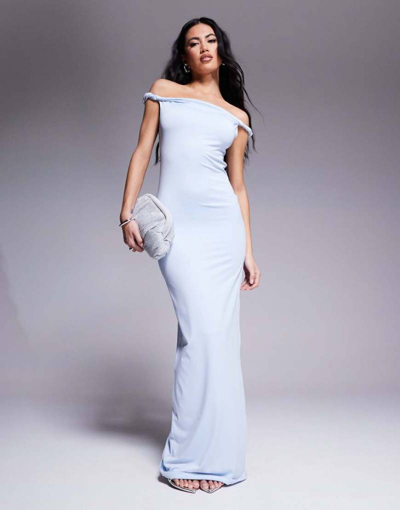 Aria Cove - Doppellagiges Maxikleid in Blau mit geschmeidiger Haptik und verdrehtem Trägerdetail von Aria Cove