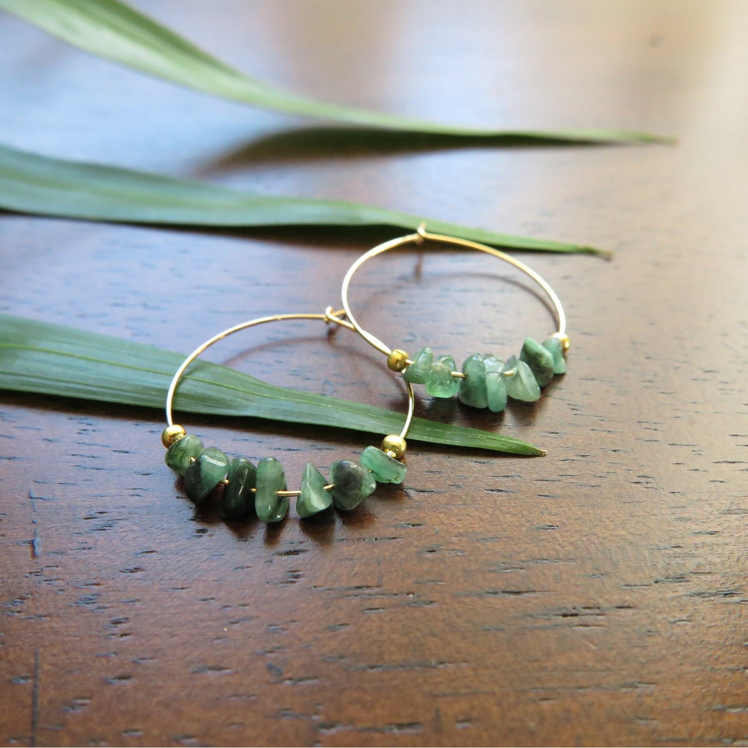 Smaragd Creolen Vergoldete Edelstein Chips Im Boho Stil von AriadneRoseJewelry