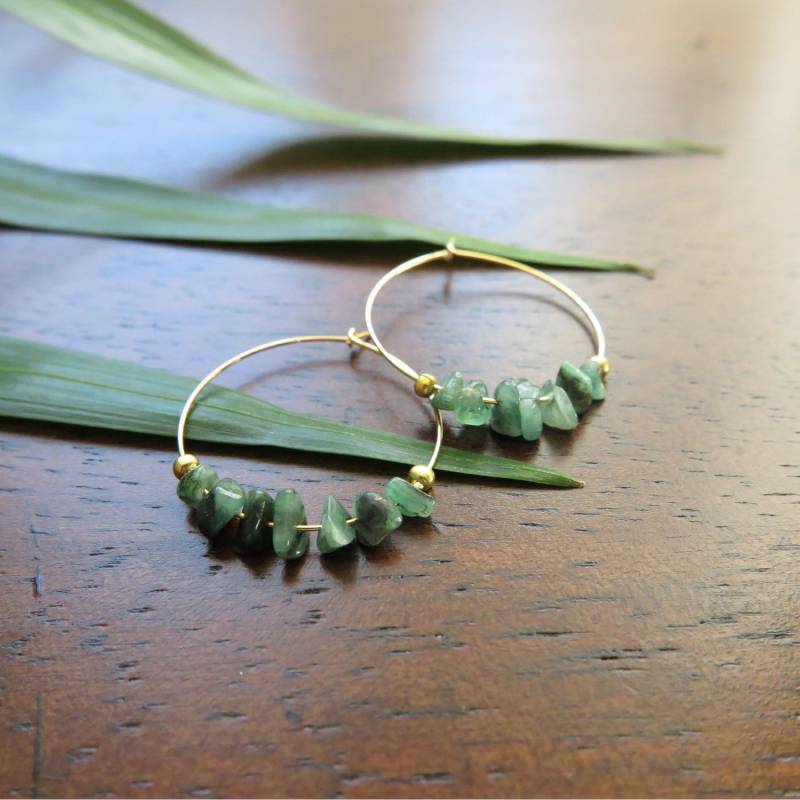 Smaragd Creolen Vergoldete Edelstein Chips Im Boho Stil von AriadneRoseJewelry