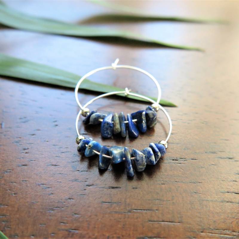 Lapis Lazuli Chips Creolen Versilbert, Boho Edelstein von AriadneRoseJewelry