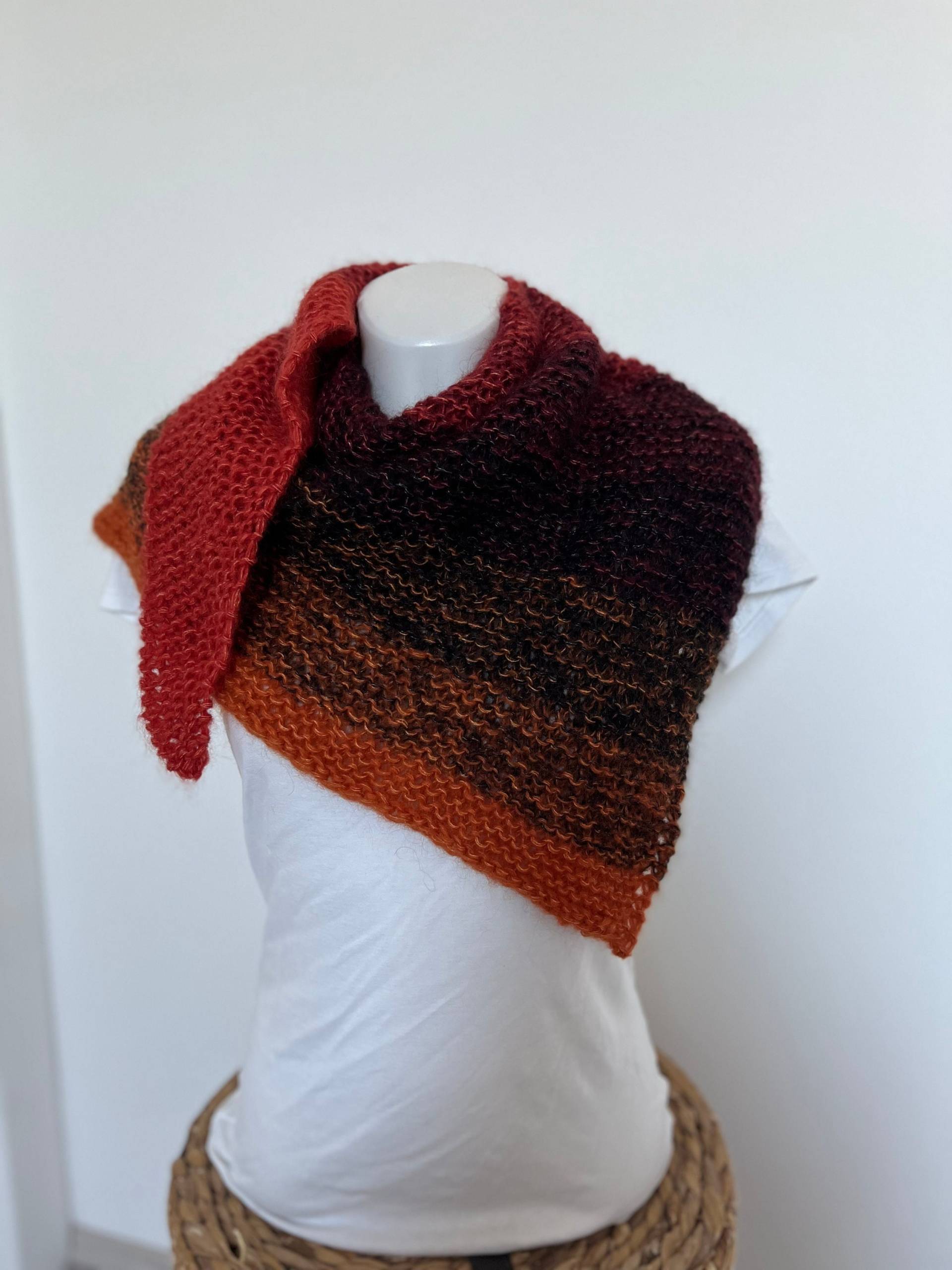 Wolle/Seide Dreieckstuch in Handarbeit. Angenehm Weicher Strickschal. Das Tuch Ist Temperaturausgleichend Durch Materialmix Wolle Und Seide Wolle/Seide Dreieckstuch in Handarbeit. Angenehm Weicher Strickschal. Das Tuch Ist Temperaturausgleichend Durch Materialmix Wolle Und Seide von AriadnesEnkel
