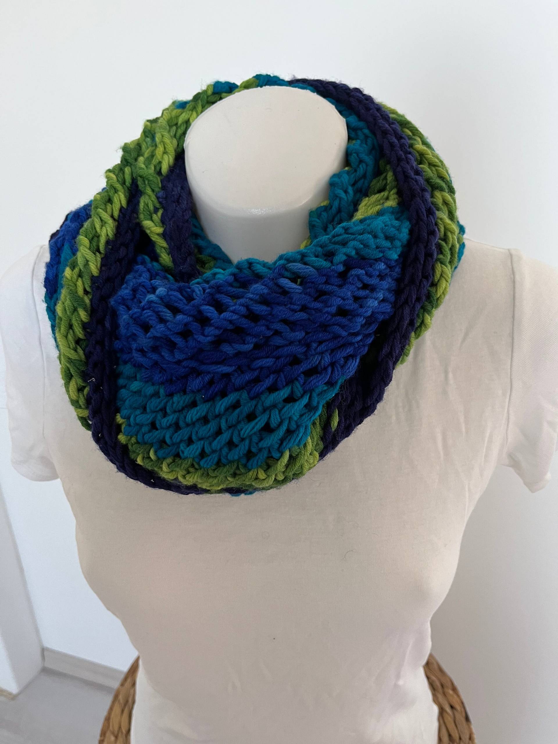 Wollschal Als Loop in Handarbeit. Strickschal Wärmt Gut Durch Kompaktes Anliegen Am Hals. Handgestricktes Einzelstück Wollschal Als Loop in Handarbeit. Strickschal Wärmt Gut Durch Kompaktes Anliegen Am Hals. Handgestricktes Einzelstück von AriadnesEnkel