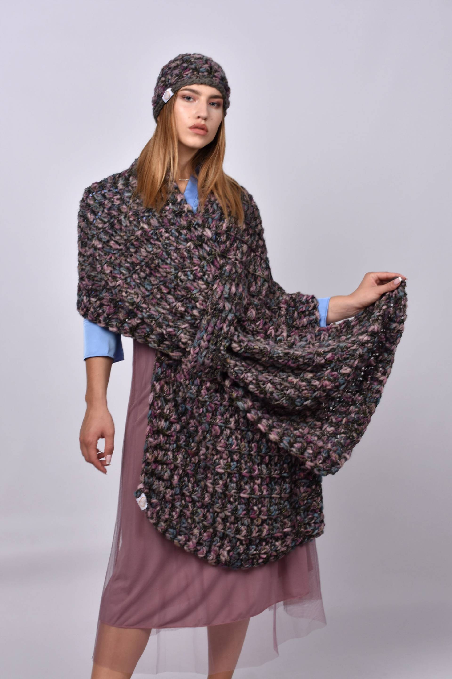 Gestricktes Cape - Und Beanie-Set Gestricktes Cape - Und Beanie-Set von AriadnesMitosHandmad