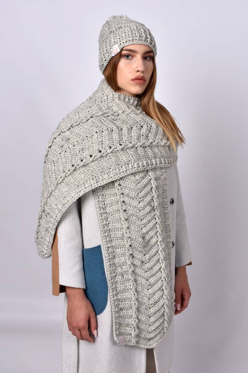 Hellgraues Set Aus Strickschal Und Mütze von AriadnesMitosHandmad