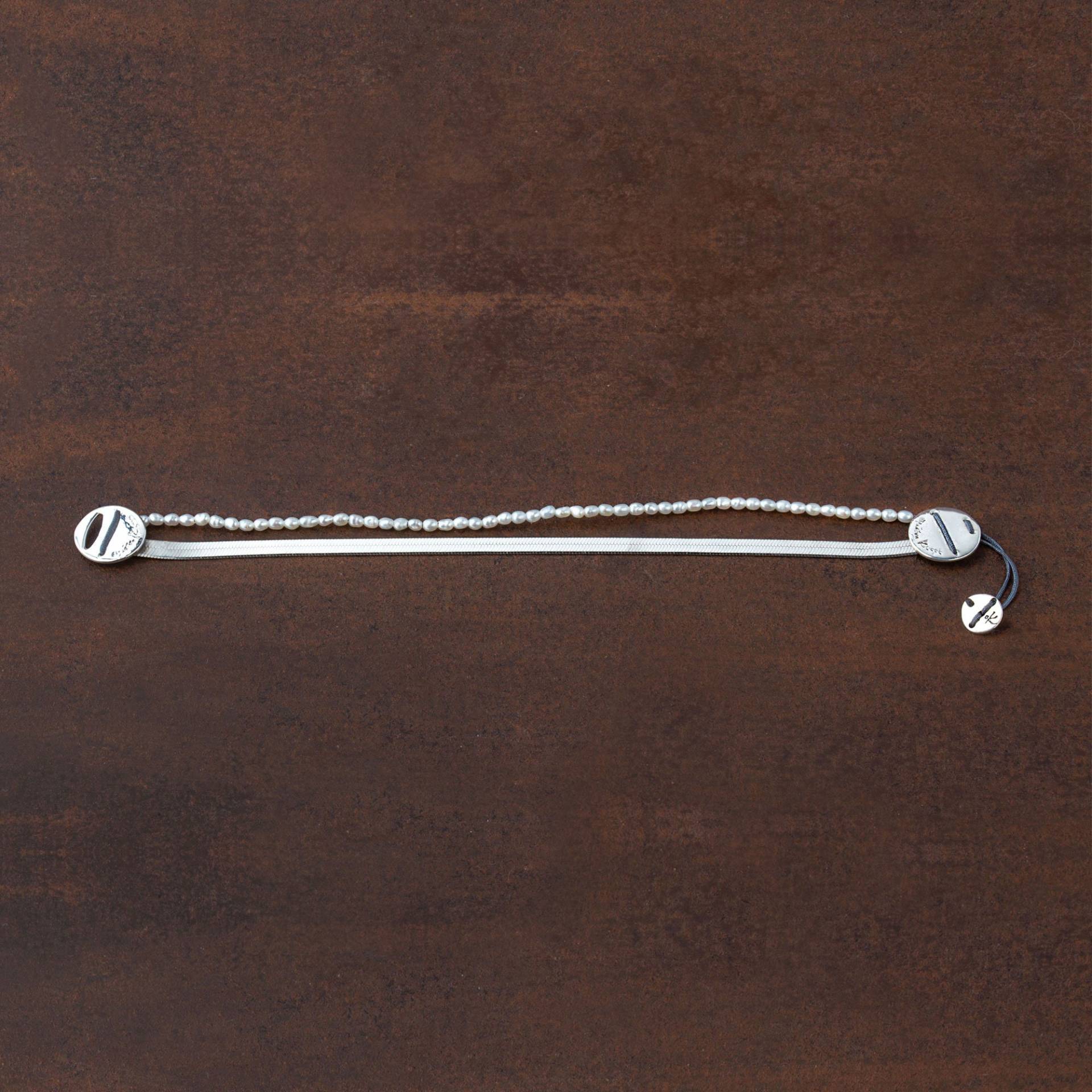 Layered Bracelet_Silber Schlangenkette Und Handgestickten Süßwasserperlen, Handgestochen Von Ariadni Kypri_Ydor Kollektion Layered Bracelet_Silber Schlangenkette Und Handgestickten Süßwasserperlen, Handgestochen Von Ariadni Kypri_Ydor Kollektion von AriadniKypri