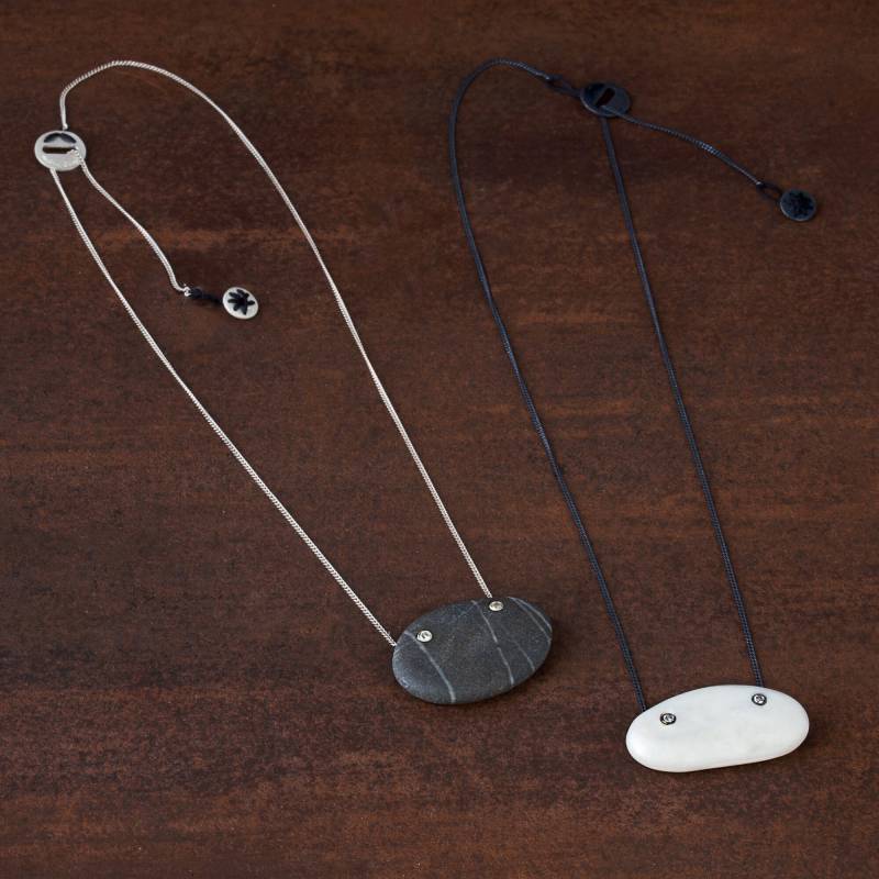 Mourteri Z, Halskette Für Damen Und Herren_Von Ariadni Kypri, Flacher Strandkiesel Aus Griechenland An Feiner Silberkette Zirkon _Ydor Kollektion von AriadniKypri