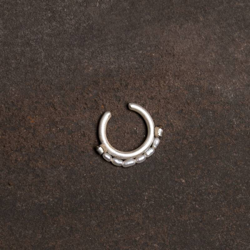 Rizaki Septum Manschette _ Sterling Silber Und Süßwasserperlen_Snug Fit Fake Ring Für Nicht Durchbohrte Nase_ Von Ariadni Kypri, Ydor Kollektion von AriadniKypri
