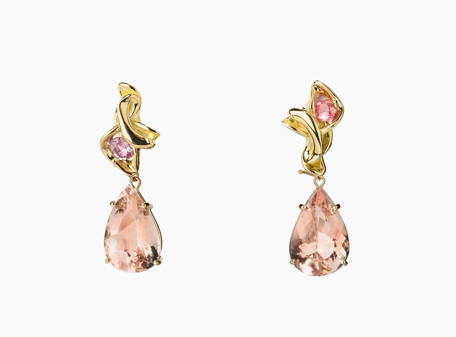 18 Kt Gold Und Saphir-Ohrringe Mit Abnehmbaren & Morganit Tropfen 18 Kt Gold Und Saphir-Ohrringe Mit Abnehmbaren & Morganit Tropfen von ArianeZurcherDesigns