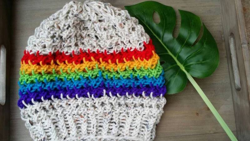 Aloha Beanie Regenbogen Strickmütze Slouchy Mesh Rainbow Pride - Hawaii Kawaii Vintage Retro Aloha Beanie Regenbogen Strickmütze Slouchy Mesh Rainbow Pride - Hawaii Kawaii Vintage Retro von ArielArtsKnits