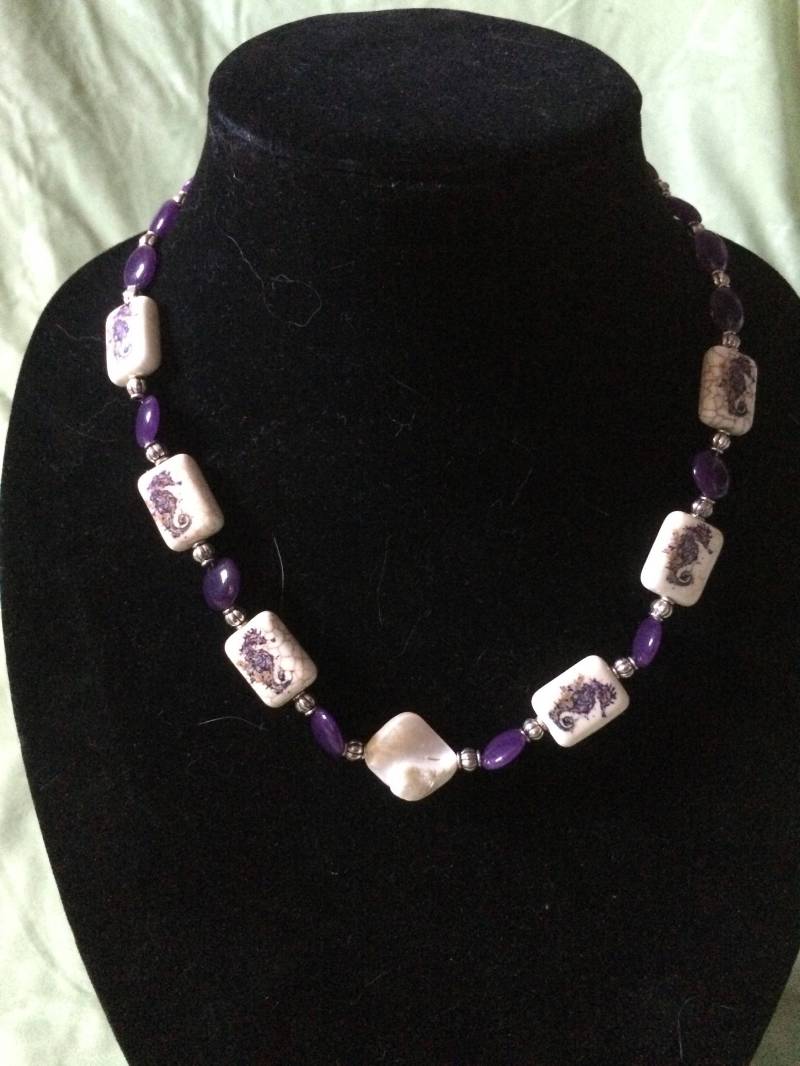 Lila Seepferdchen Perlenkette von AriesandArachne