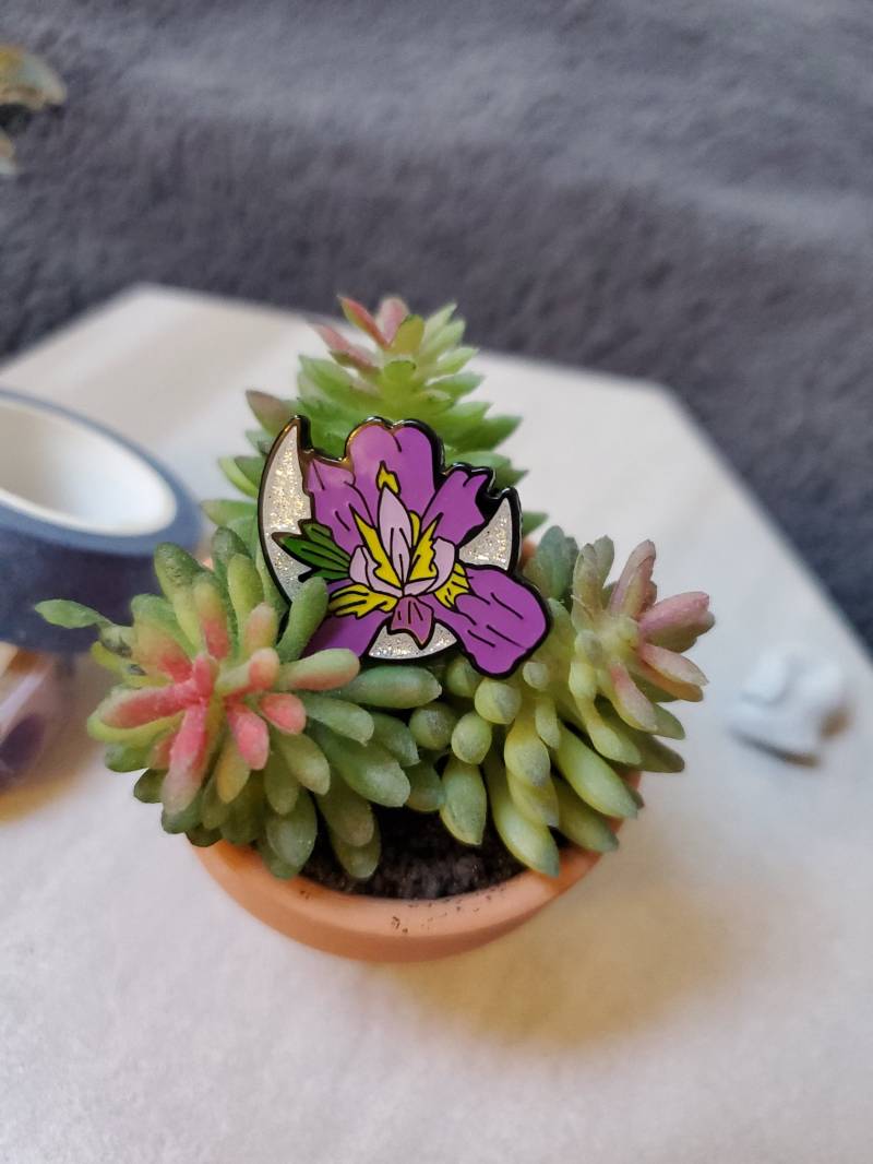 Mondschein Blume Emaille Pin - Iris von Ariescapes