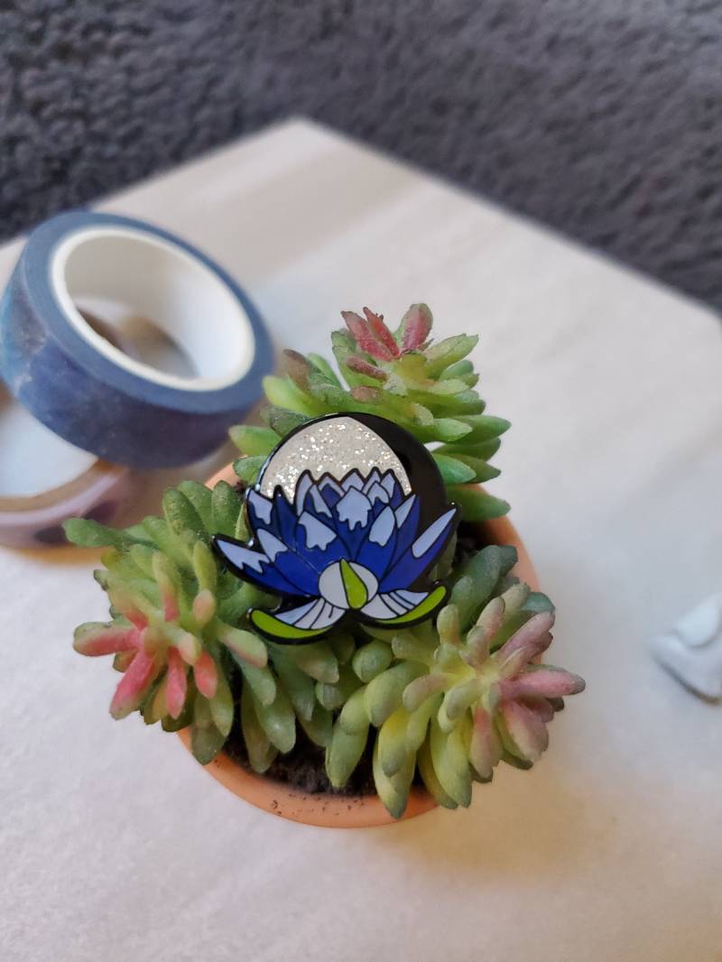 Mondschein Blume Emaille Pin - Lotus Mondschein Blume Emaille Pin - Lotus von Ariescapes