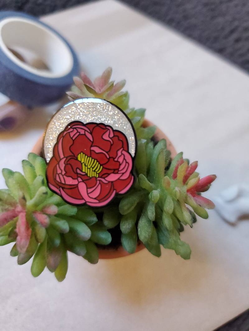 Mondschein Blume Emaille Pin - Peony von Ariescapes
