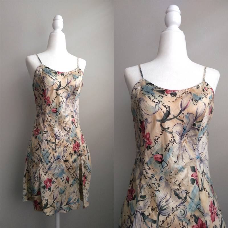 1980Er Jahre Vintage Victoria's Secret Sand Beige Blumen Und Text Seidenkleid | Formelle Abend Regency Glam Dessous Charmeuse Seide Babydoll von ArielYujin