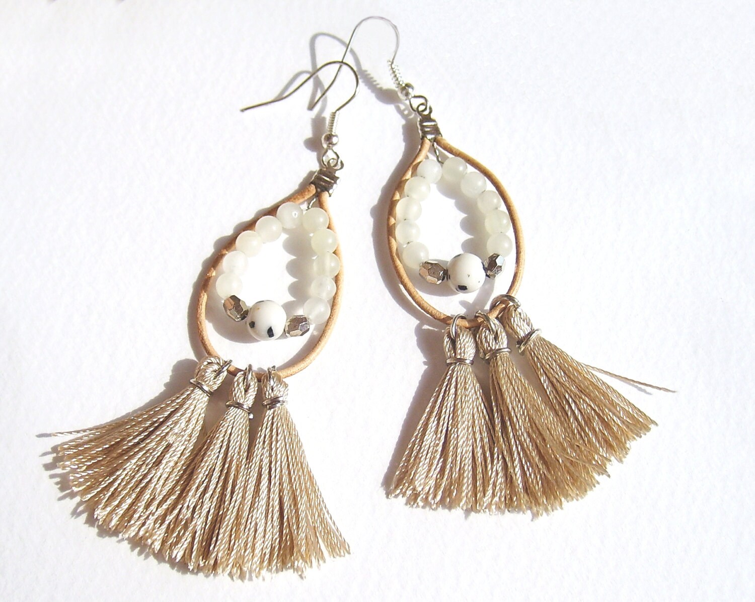 Beige Fringe Ohrringe, Quastenohrringe, Boho Garn Folk, Hippie-stil, Lederohrringe von ArilelJewelry
