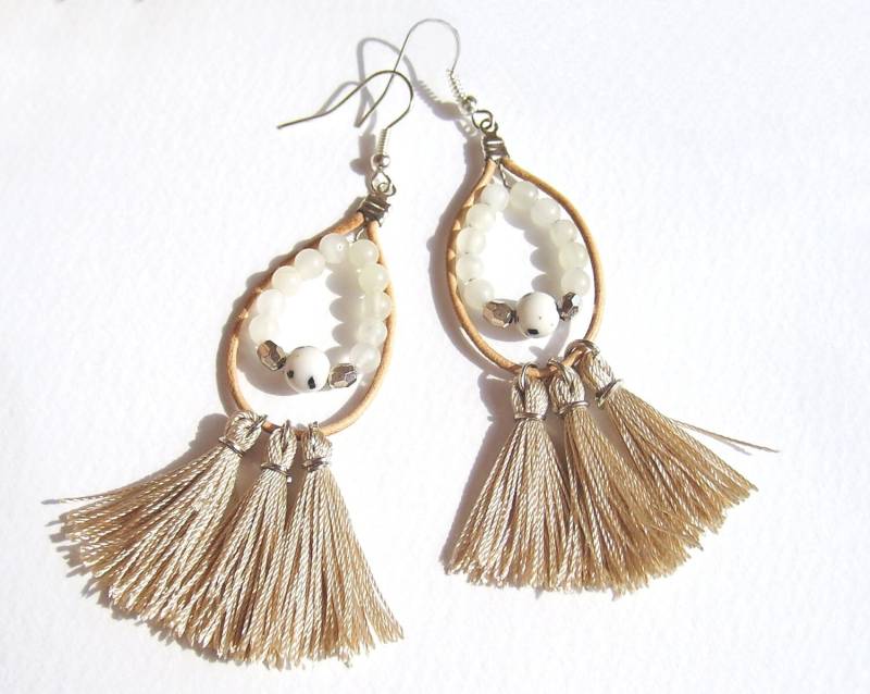 Beige Fringe Ohrringe, Quastenohrringe, Boho Garn Folk, Hippie-stil, Lederohrringe von ArilelJewelry