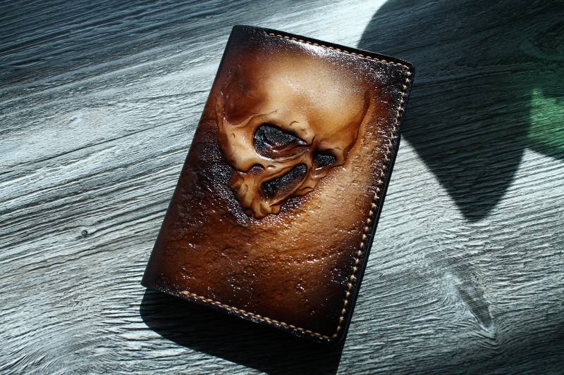 Handgeschnitzte Schädel-Passhülle Aus Leder Biker-Geldbörse von ArimLeatherworks