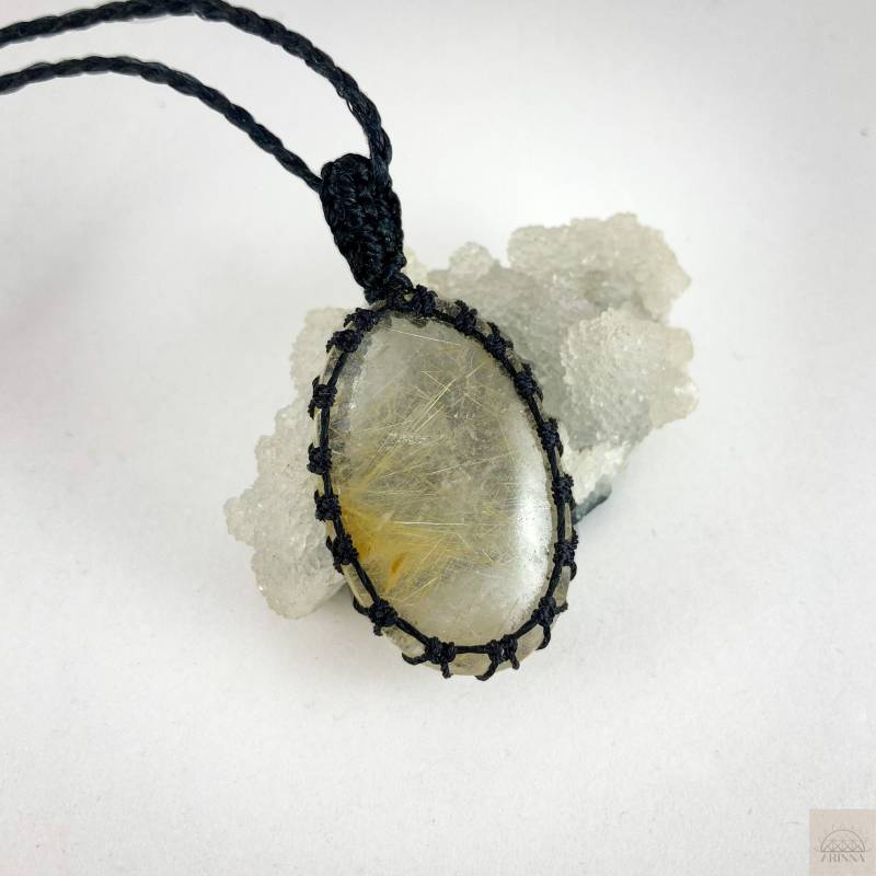 Goldener Rutilquarz Makramee Anhänger - Engel Haar Quarz Halskette Solar Plexus Chakra Heilung Spirituelle Entwicklung Schmuck von ArinnaCreations