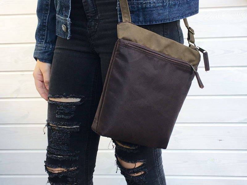 Braune Gewachste Canvas Umhängetasche Unisex Vegan Day Bag von ArisBag