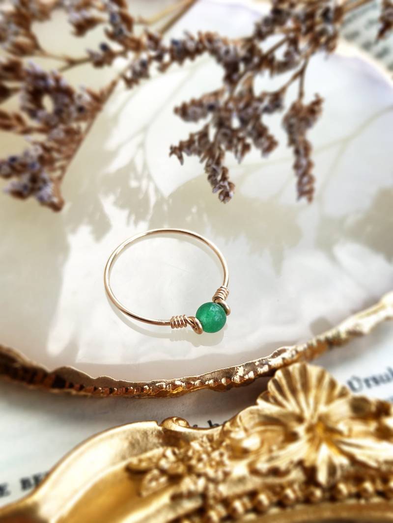 Grüner Jade Ring, 14K Gold Gefüllt - Sterling Silber Wire Wrapped Winziger Stein Pinky Angst Ring von ArisHeartmade